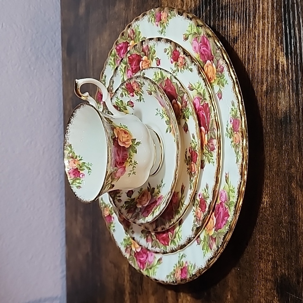 Vintage Royal Albert Old Country Roses  5 Piece Placesetting 1962 to 1974